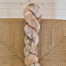 Load image into Gallery viewer, Knust Sparegris - "Mot Lys"