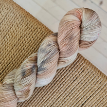 Load image into Gallery viewer, Knust Sparegris - "Mot Lys"