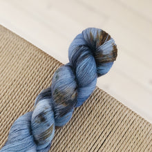 Load image into Gallery viewer, Miss Skinny - "Dark side of the moon" 056