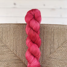 Load image into Gallery viewer, Miss Skinny - "Bed of roses" 059