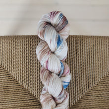 Load image into Gallery viewer, Luksusdyret - "Undercover" 010